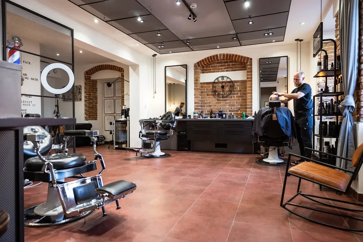 Interiér Le Barber Kosmonosy – prostor s barber křesly