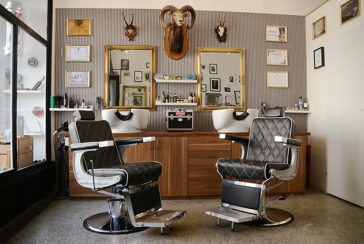 Interiér Le Barber Mladá Boleslav – barber křesla a zrcadla