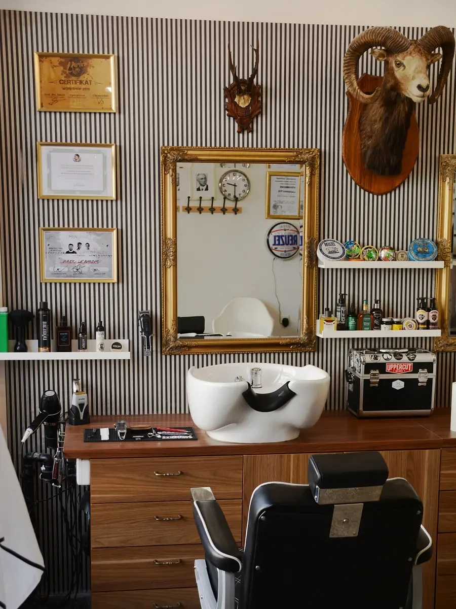 Le Barber Mladá Boleslav – pracovní místo s mycím křeslem